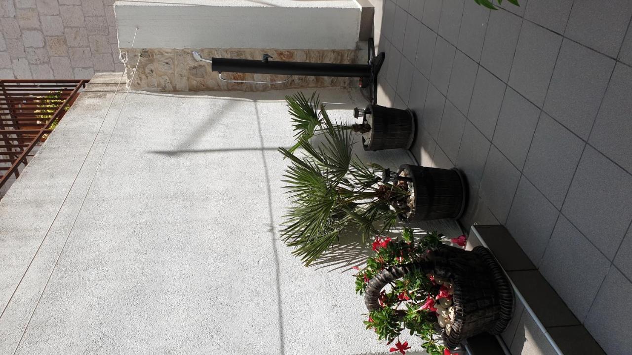 Lemon Tree Hotel Donji Seget Exterior foto