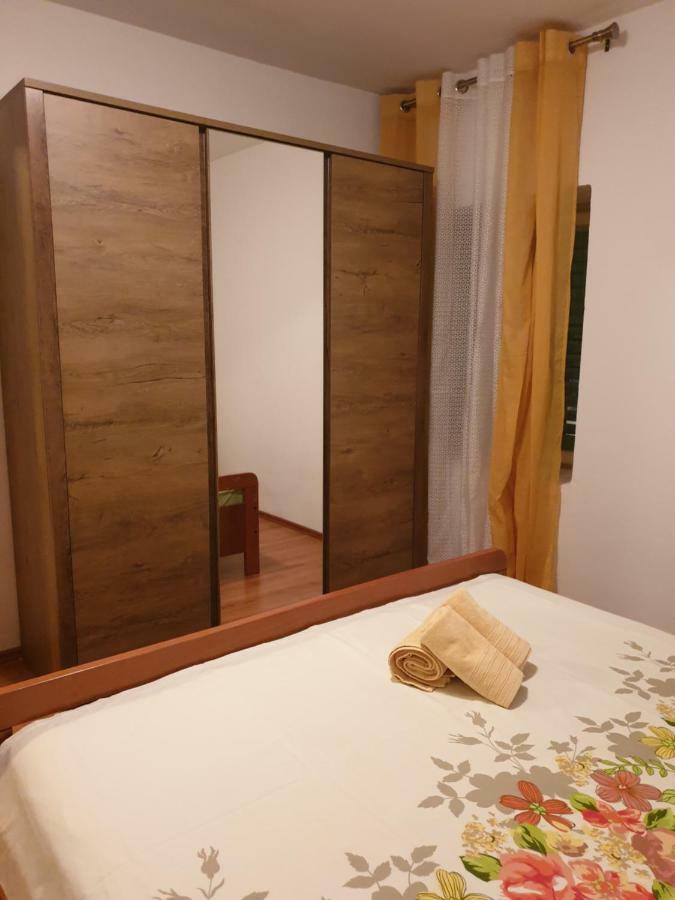 Lemon Tree Hotel Donji Seget Exterior foto